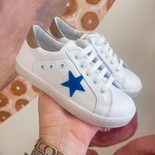 Sneakers in pelle bianca con stella petrolio e piumoncino beige