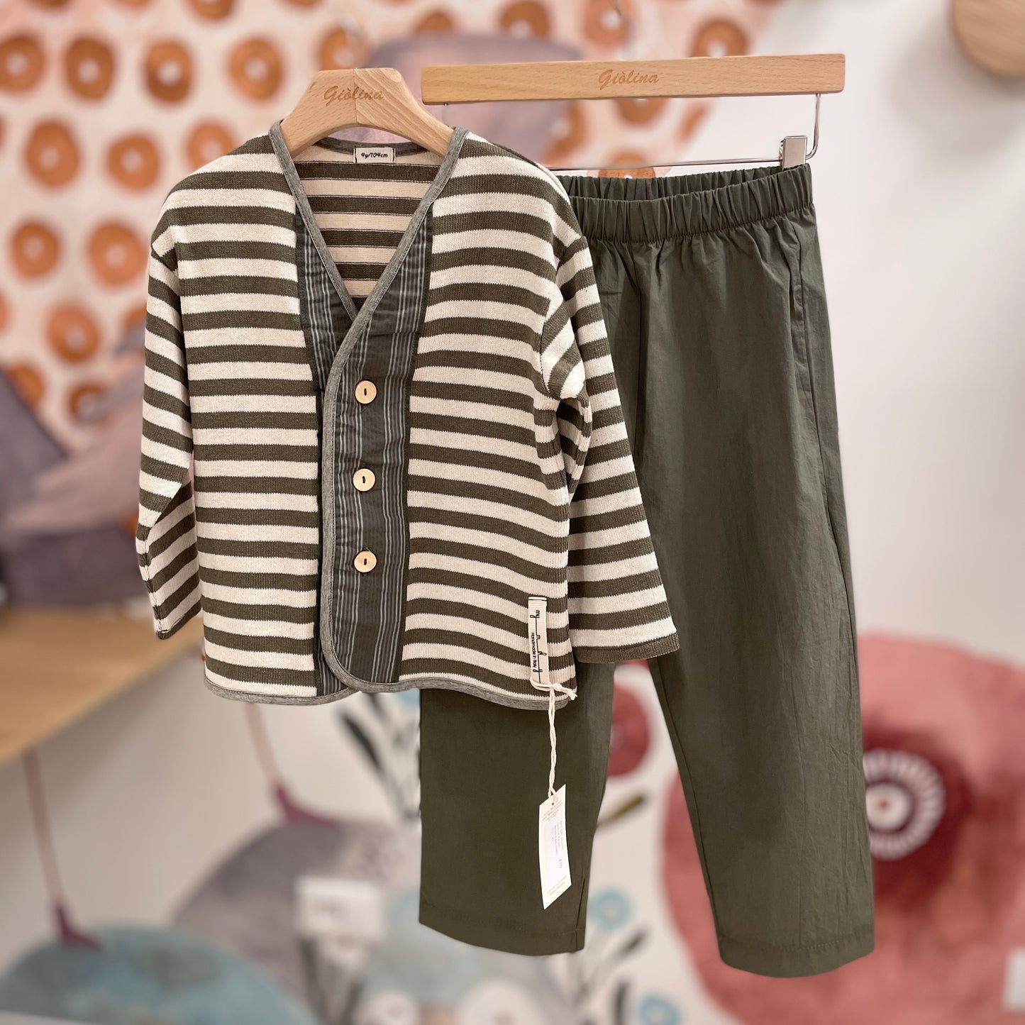 Cardigan  rigato con camicia naturale e pantalone baggy verde