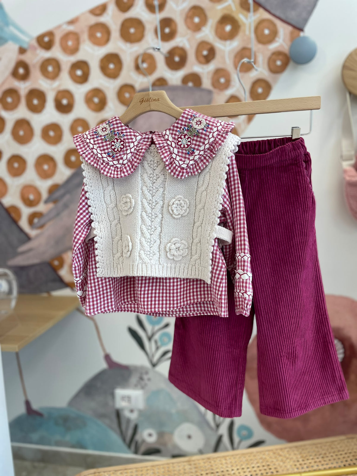 Gilet in lana con camicia Vichy e pantalone in velluto glicine