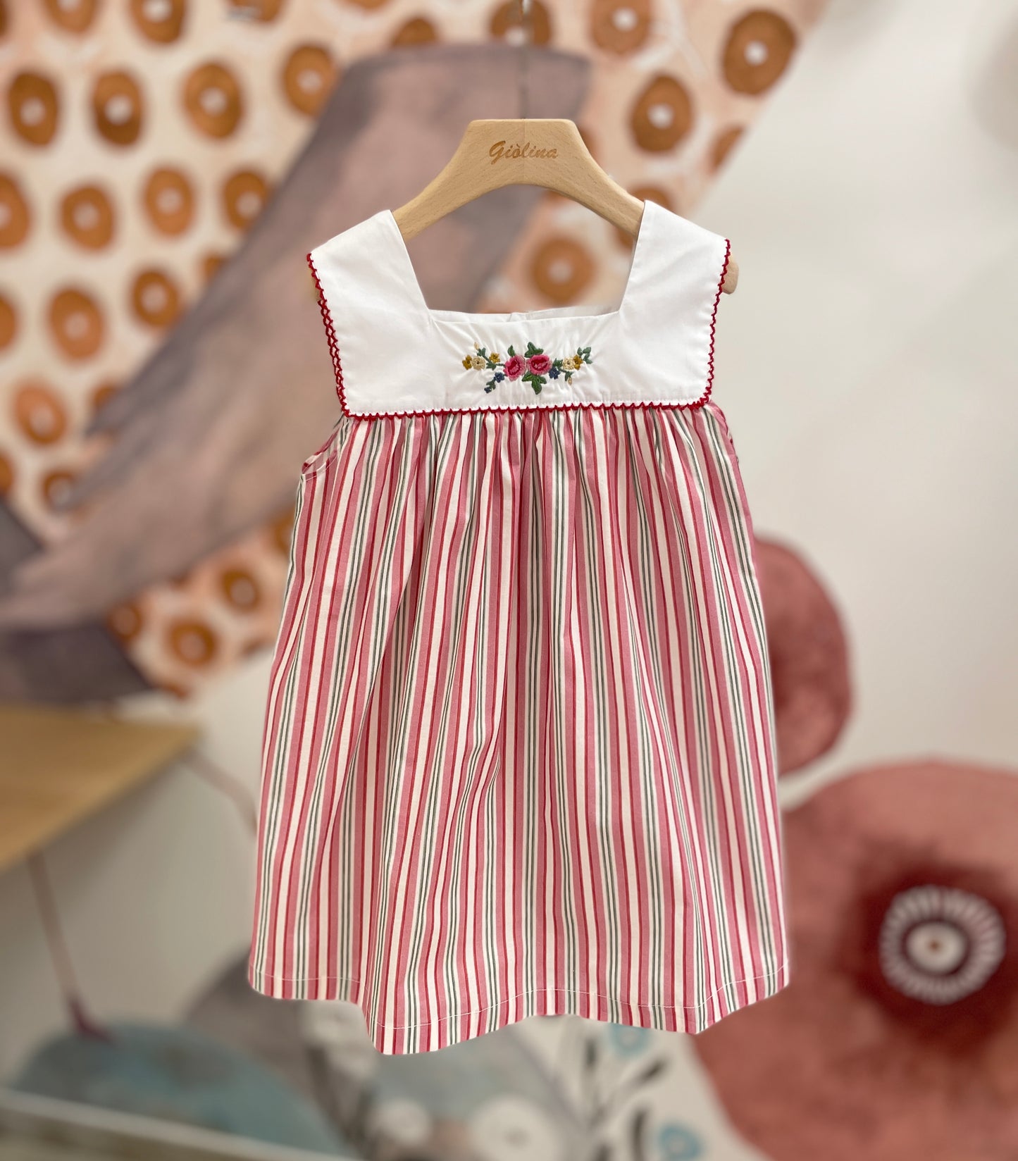 Abito in cotone rigato e ricamo colorato