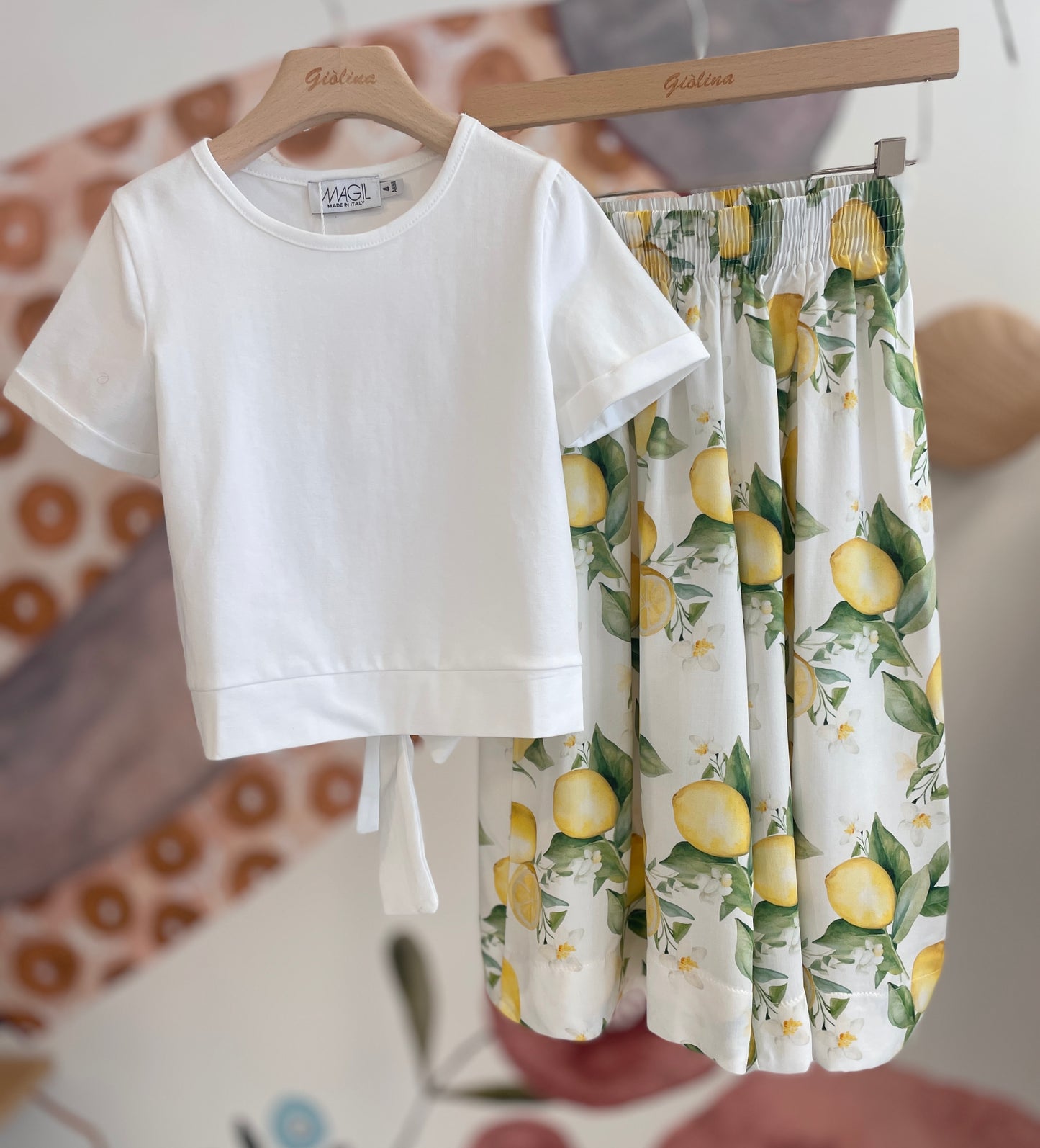 Top stampa limoni con bermuda fiocco, t-shirt cut out con pantalone stampato
