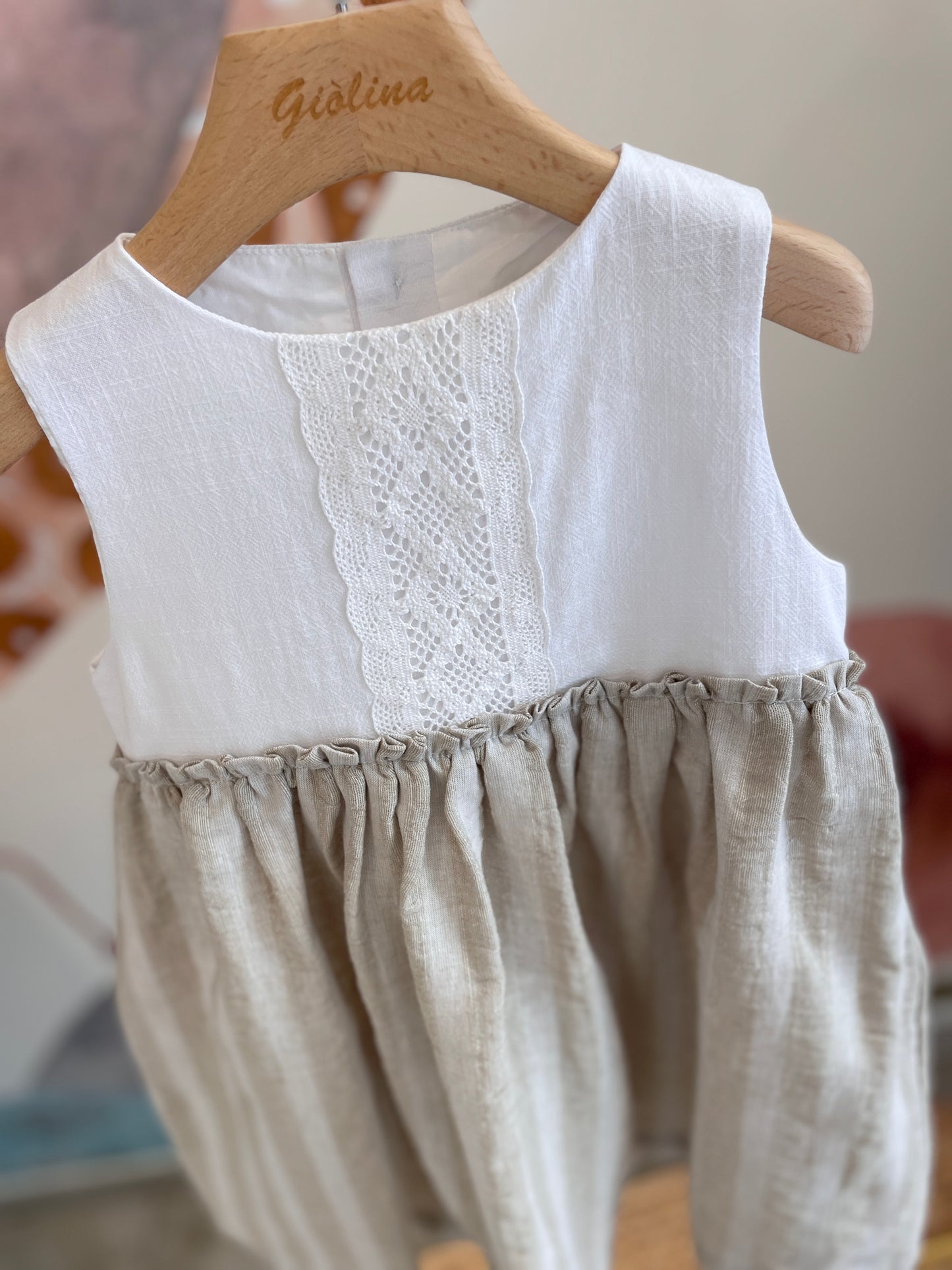 Abito in lino gessato beige e dettagli crochet