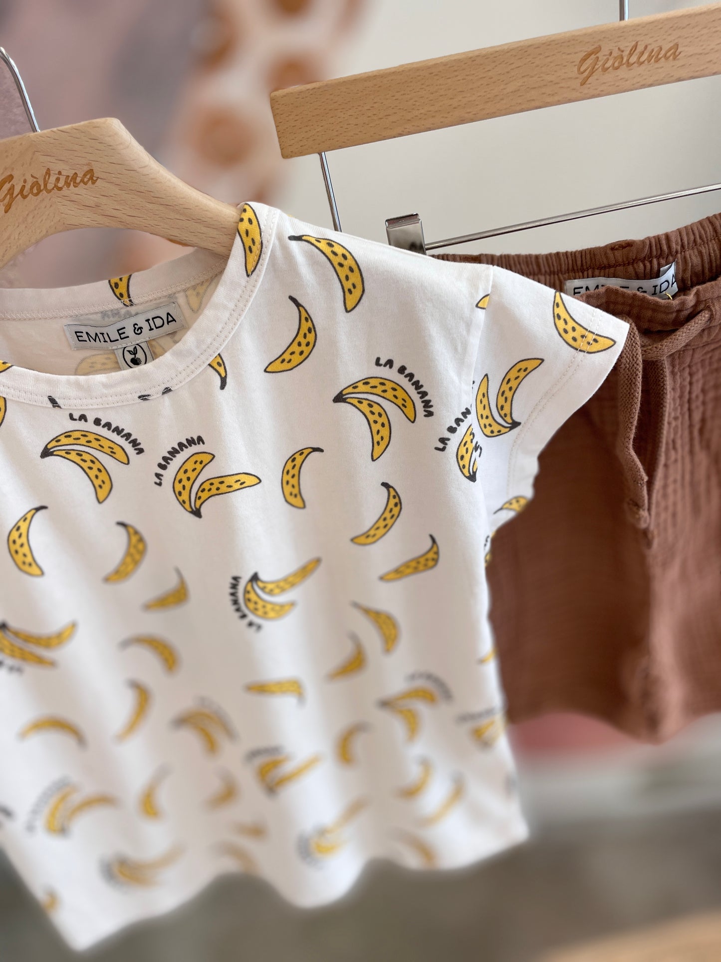 T-shirt stampa banane con bermuda in garza cacao