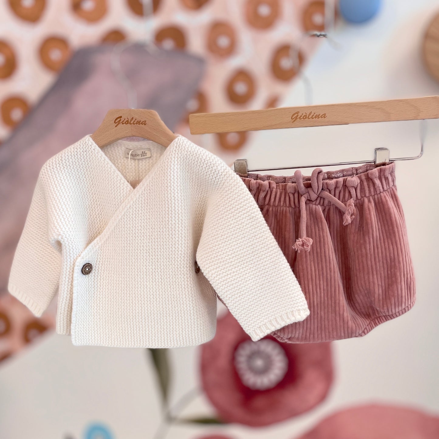 Golfino in lana incrociato con bloomer rosa in velluto elasticizzato e t-shirt bianca felpata