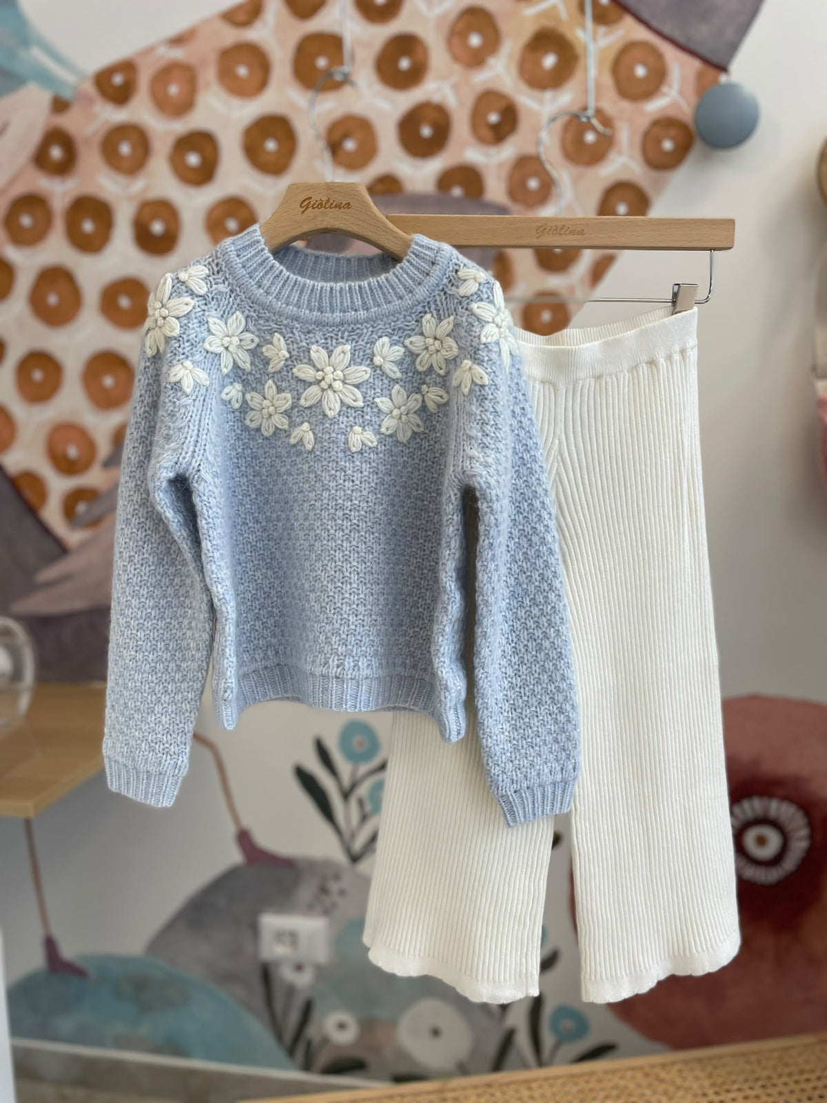 Pullover con ricami azzurro polvere e pantalone in lana