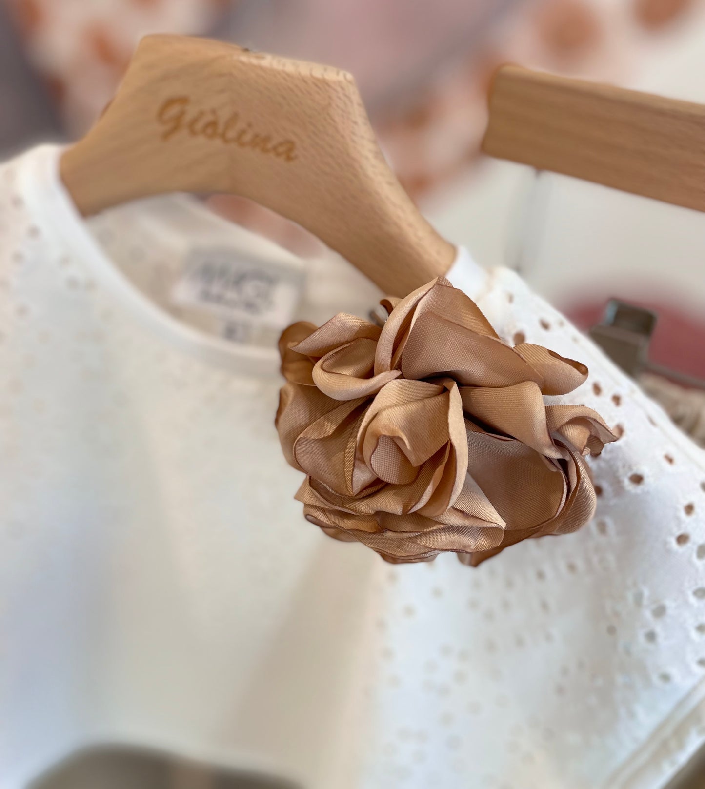 T-shirt traforata con shorts sabbia
