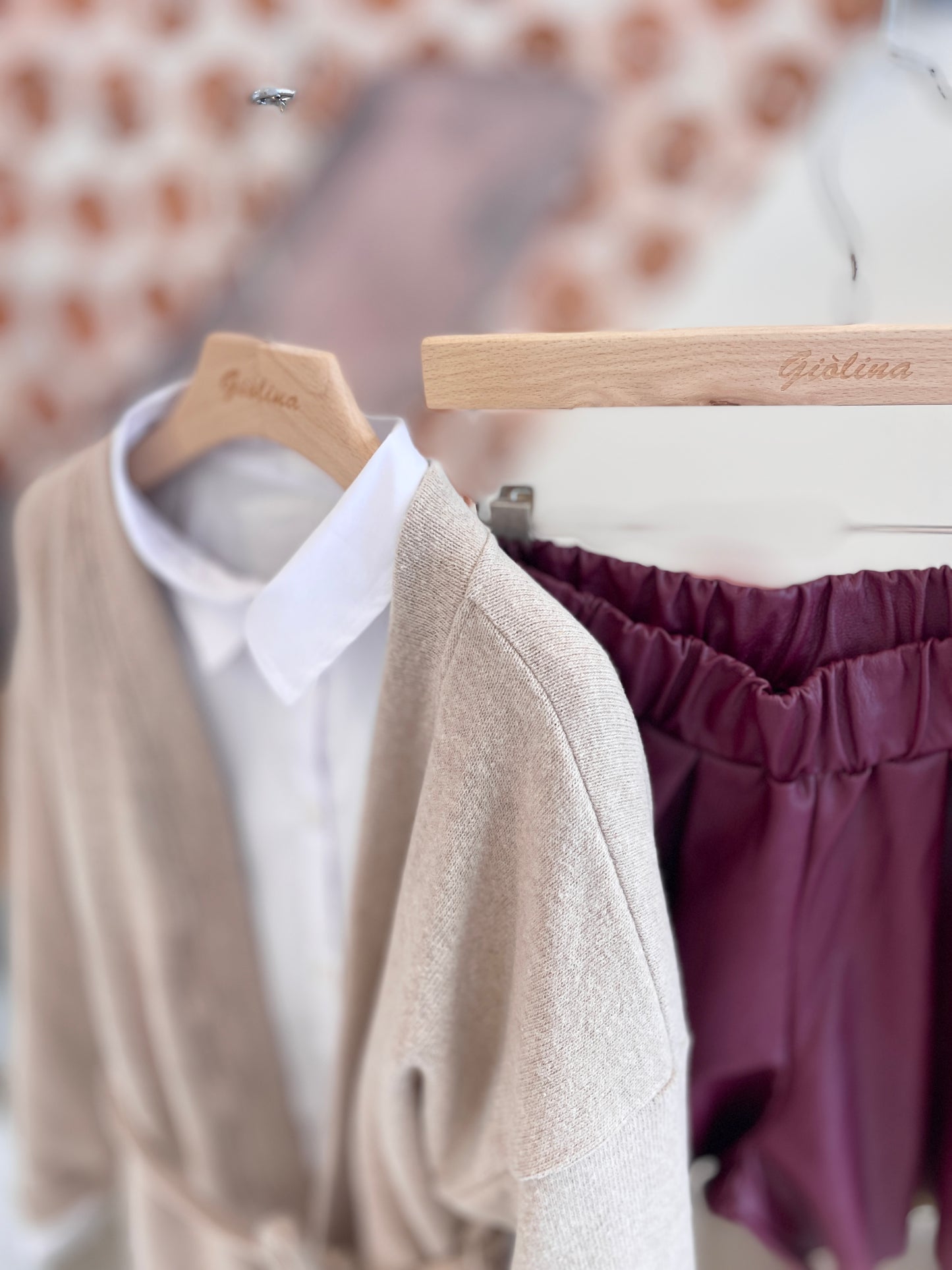 Camicia con colletto bianca e shorts in ecopelle bordeaux con maxi cardigan orzo