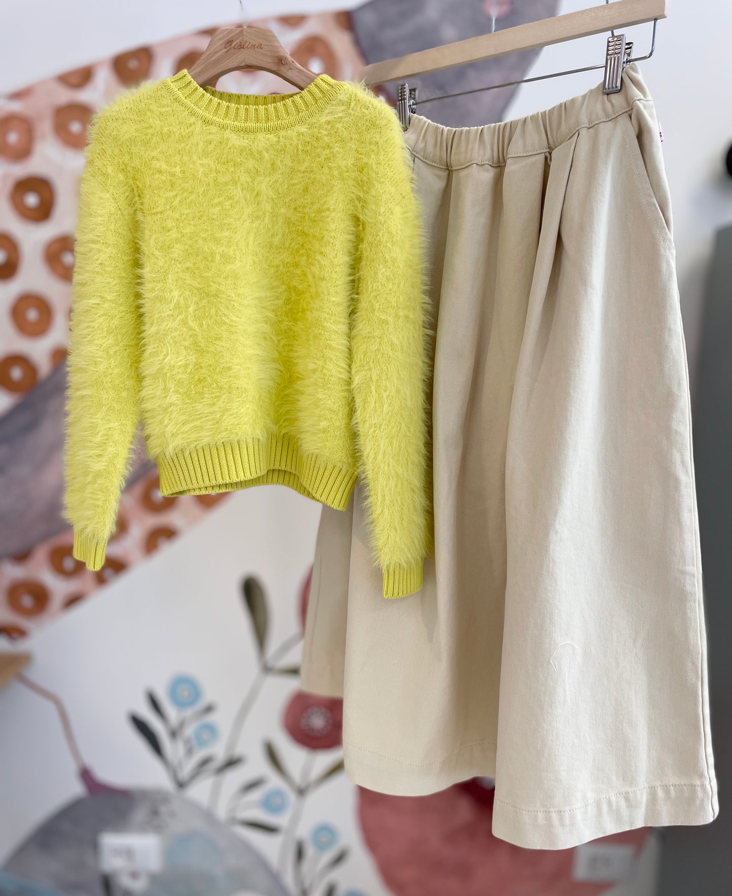 Maglia pelosa con pantalone naturale e giacca