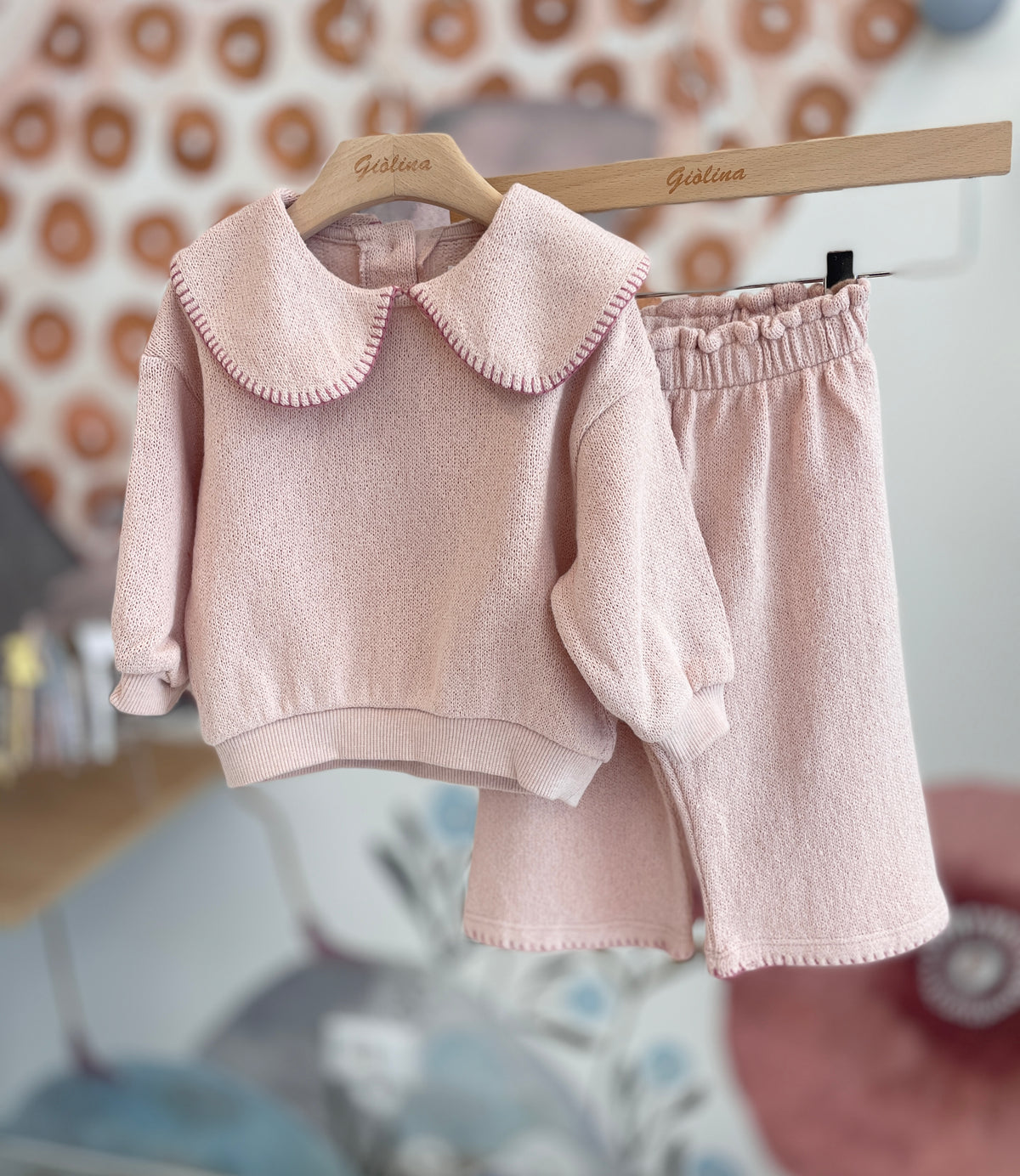 Tuta con felpa con colletto e profilo a contrasto e pantalone largo