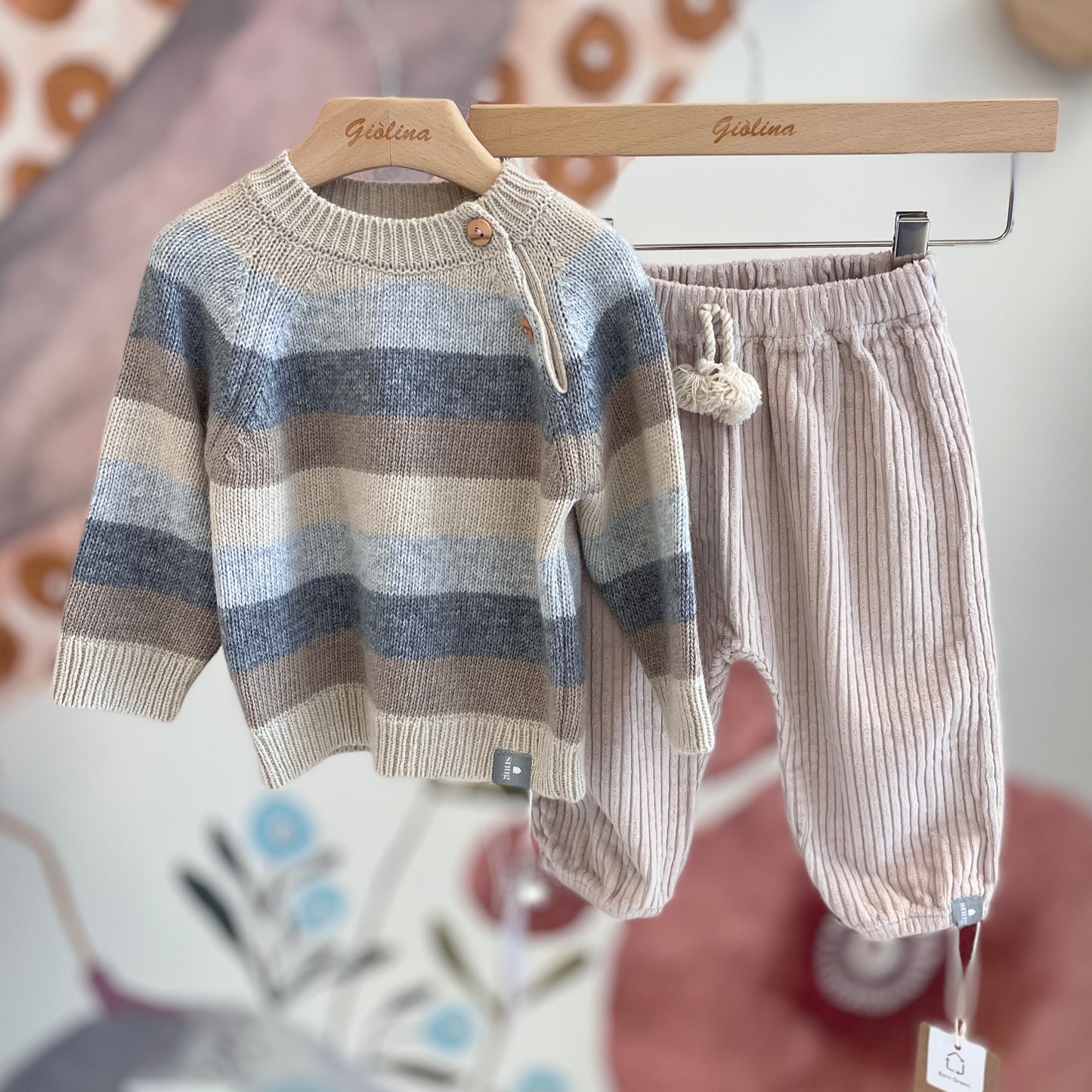Pullover rigato con pantalone velluto a costa larga beige
