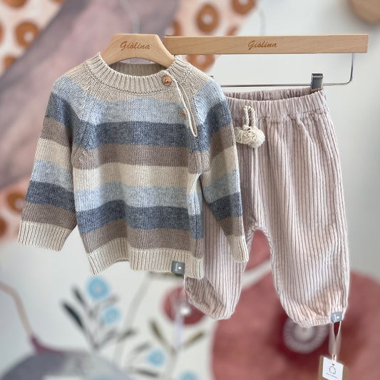 Pullover rigato con pantalone velluto a costa larga beige