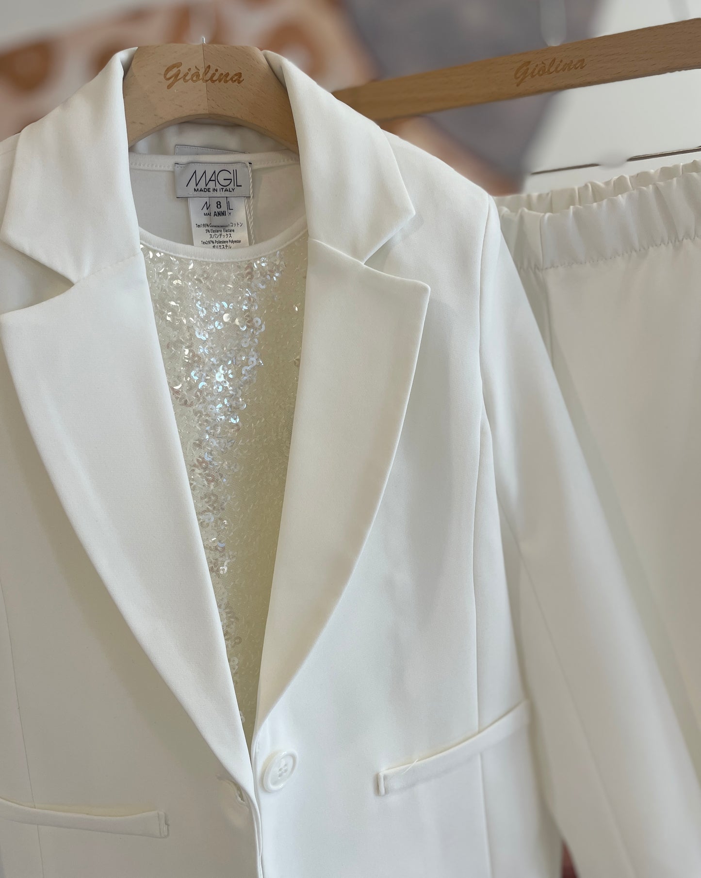T-shirt paillettes con blazer e pantalone gaucho bi stretch latte