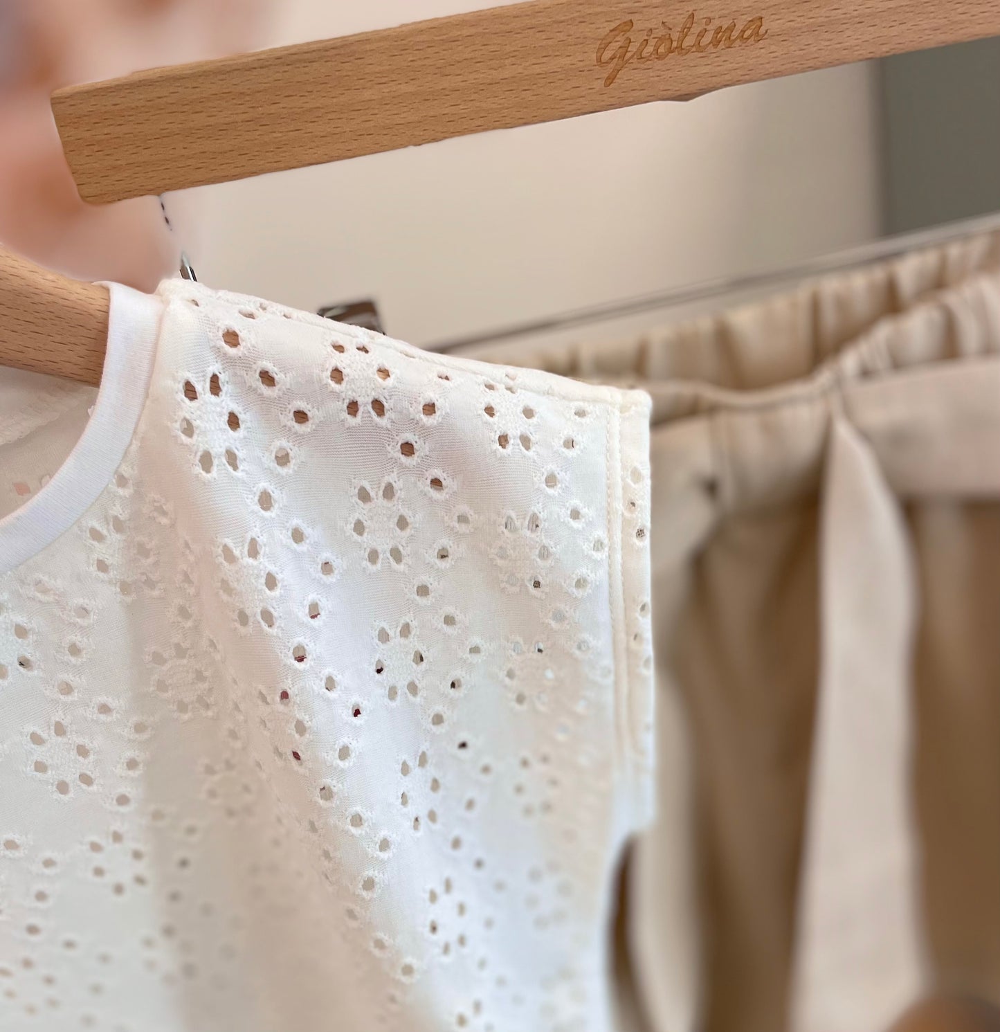 T-shirt traforata con shorts sabbia