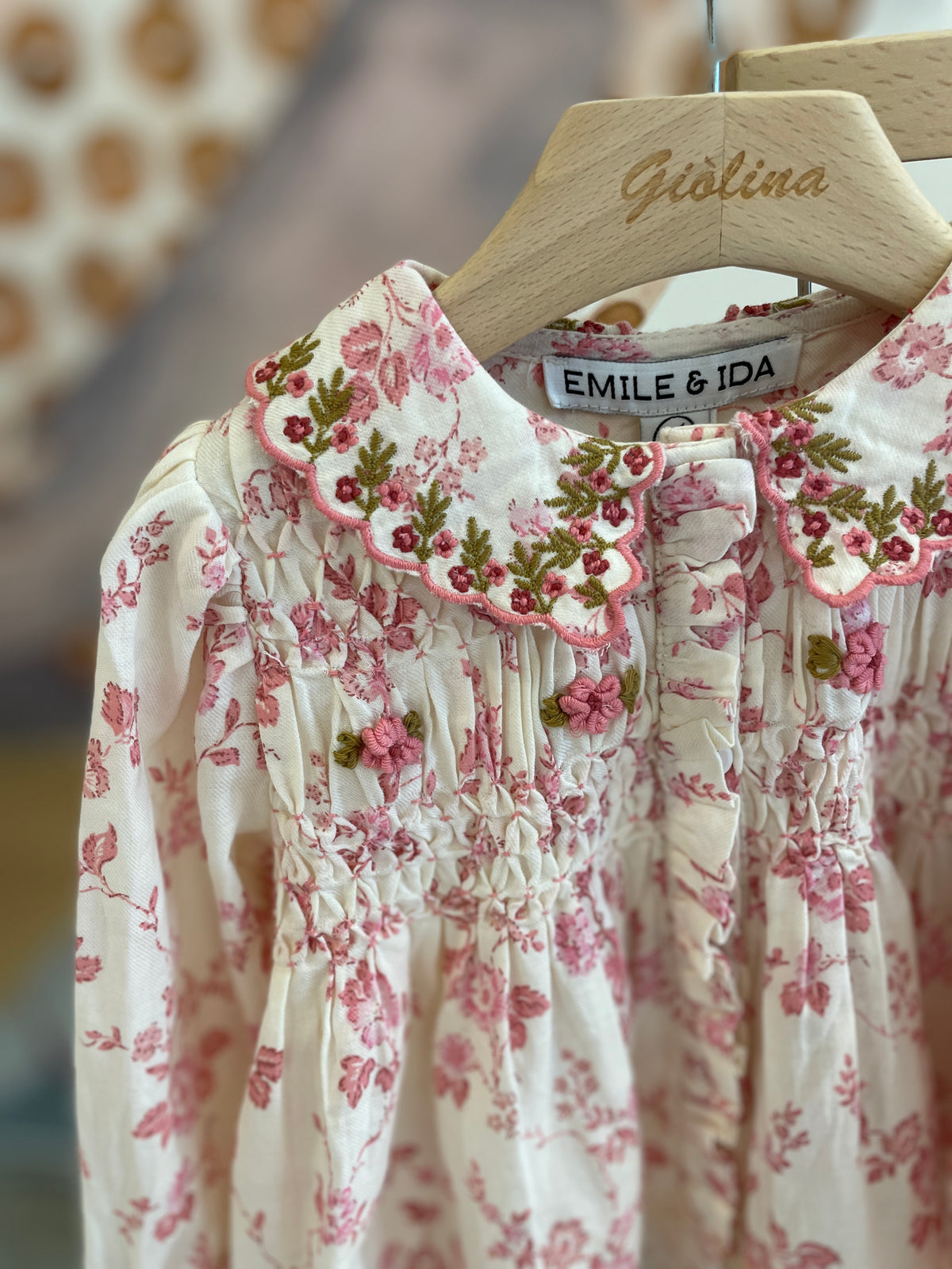 Cardigan con blusa ricamata e pantalone rosa baby