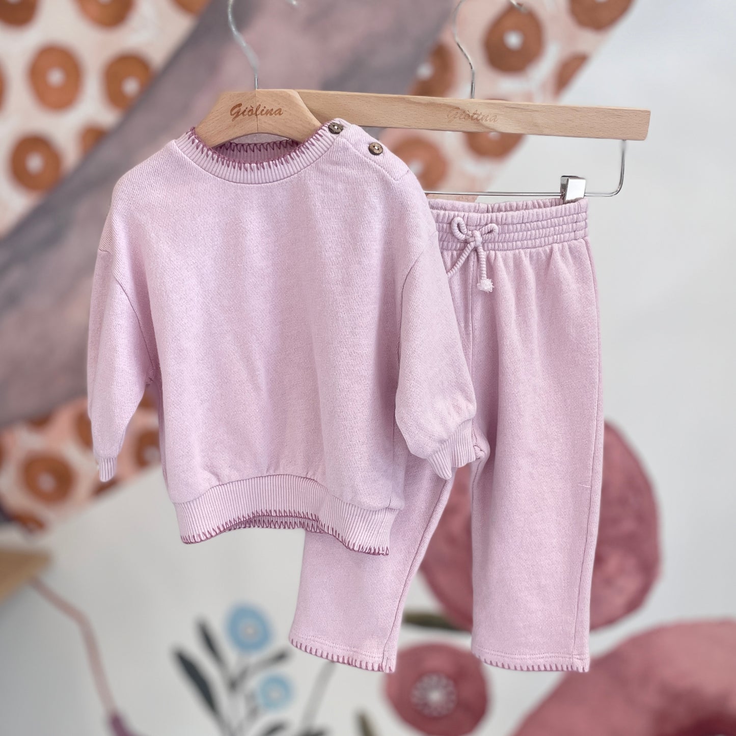 Completo baby, felpa e pantalone lilla con dettaglio sul colletto