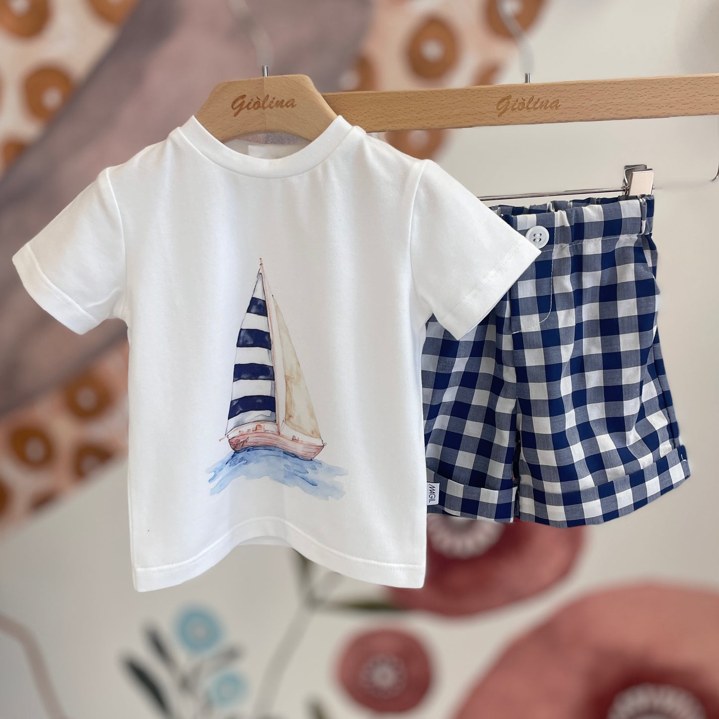 T-shirt stampa barchetta con bermuda vichy blu