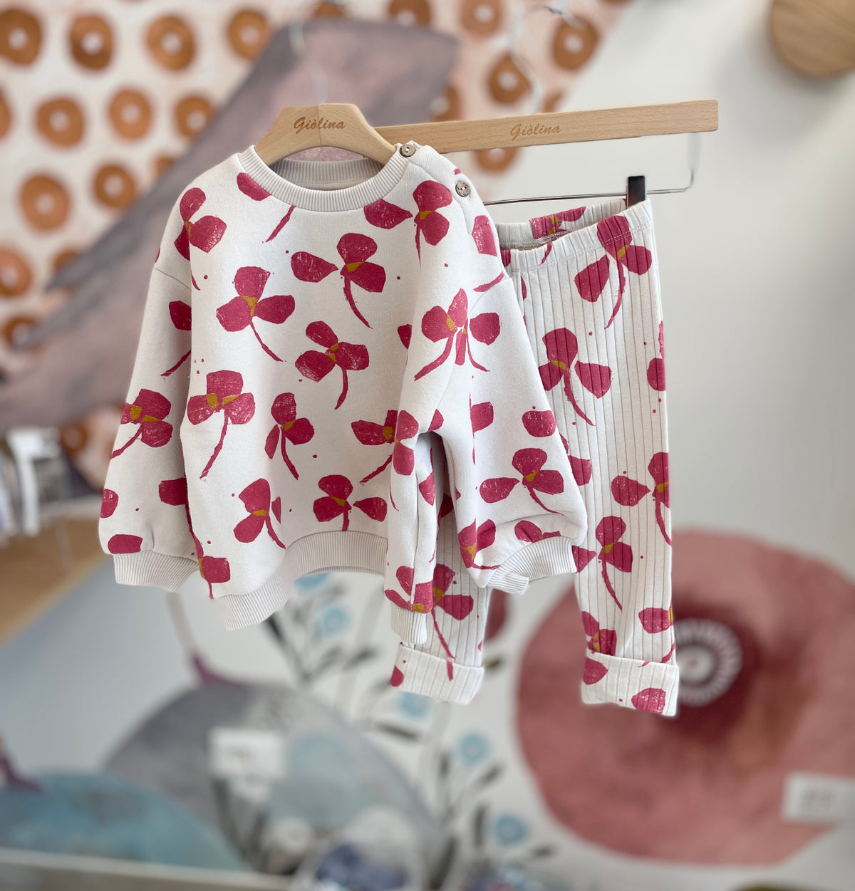 Tuta a completo fantasia con felpa e leggings e t-shirt abbinata