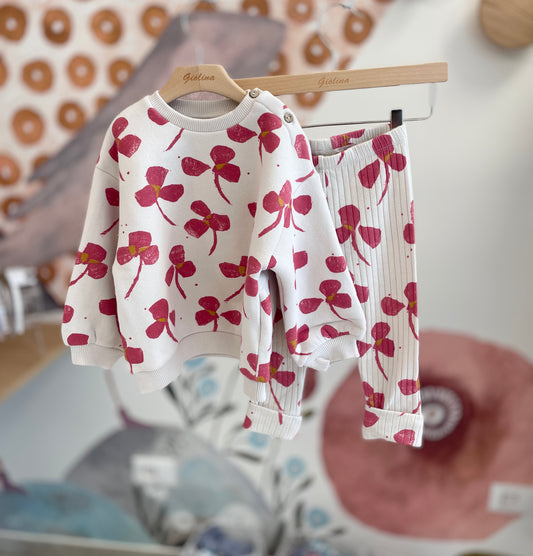 Tuta a completo fantasia con felpa e leggings e t-shirt abbinata