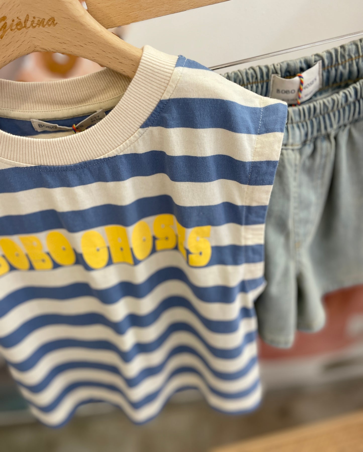 T-shirt smanicata rigata con shorts