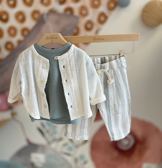 Camicia in garza con t-shirt basic verde acqua e pantalone rigato