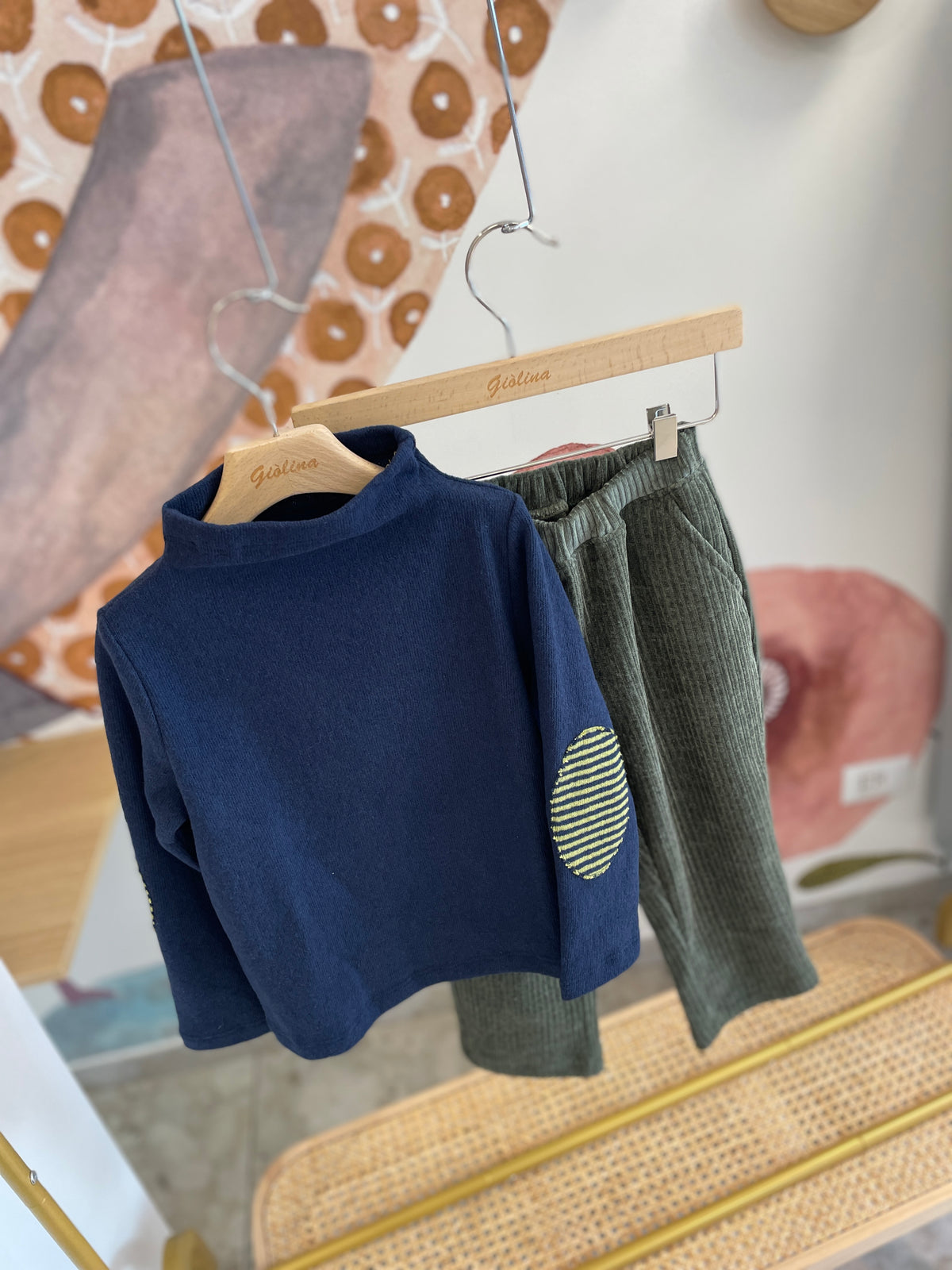 Maglia con collo a cratere e pantalone in velluto