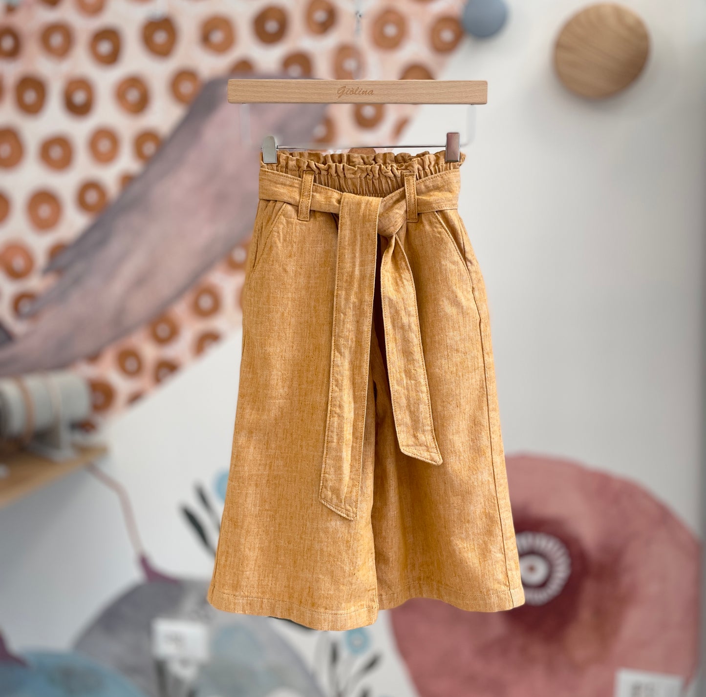 Top, pantalone largo con fusciacca, cardigan e giacchino crochet