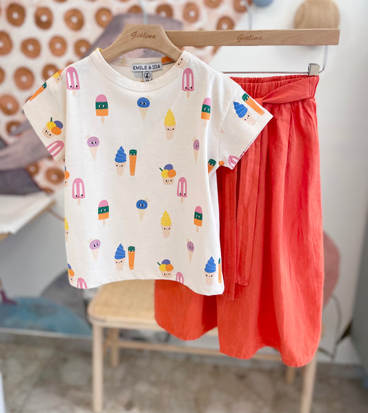 T-shirt gelati con pantalone con fusciacca