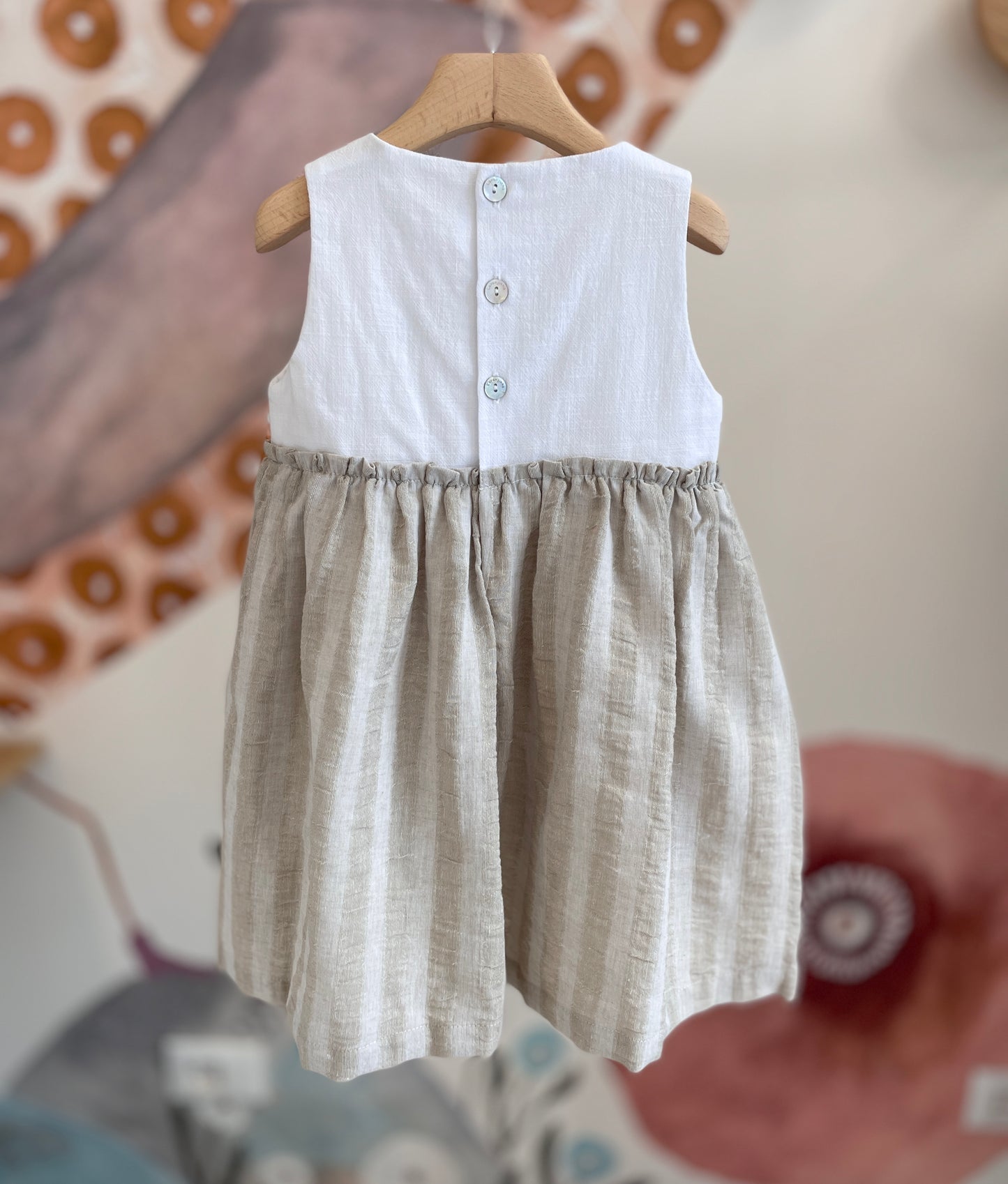Abito in lino gessato beige e dettagli crochet