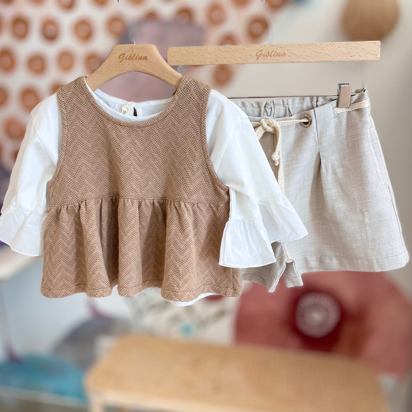 T-shirt con bermuda e cardigan smanicato
