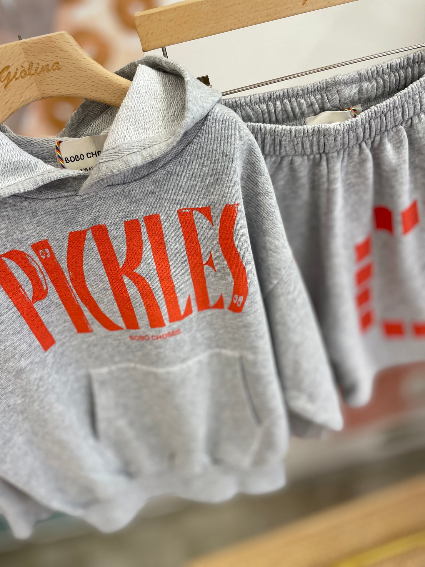 Completo in felpa grigia “Pickles” e bermuda B C