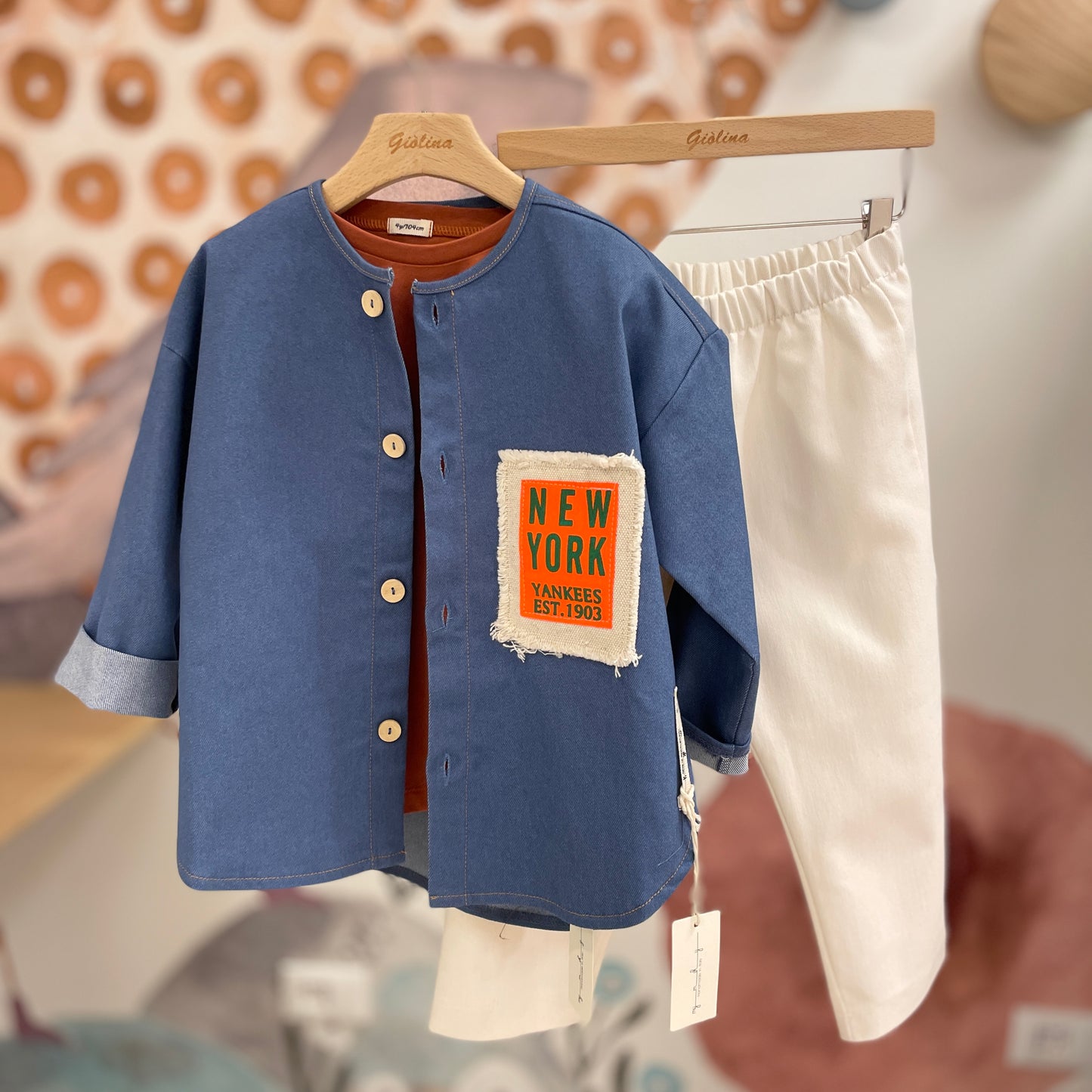 Giacca a camicia Denim con inserto fluo , T-shirt mattone e pantalone nataurale