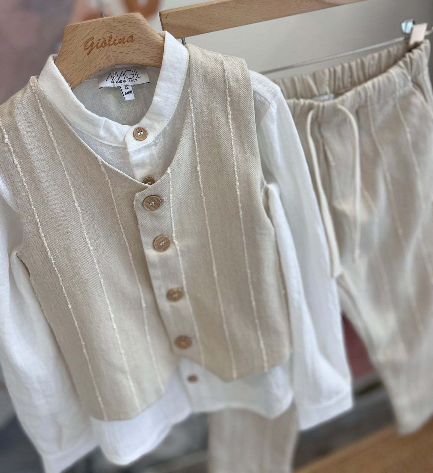 Camicia coreana, gilet e pantalone spigato con coulisse