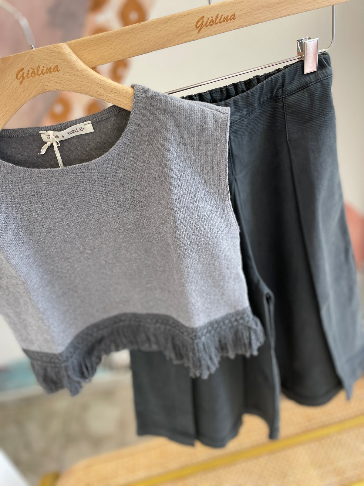 Gilet in caldo cotone camicia in velluto fiorata e pantalone color fumo