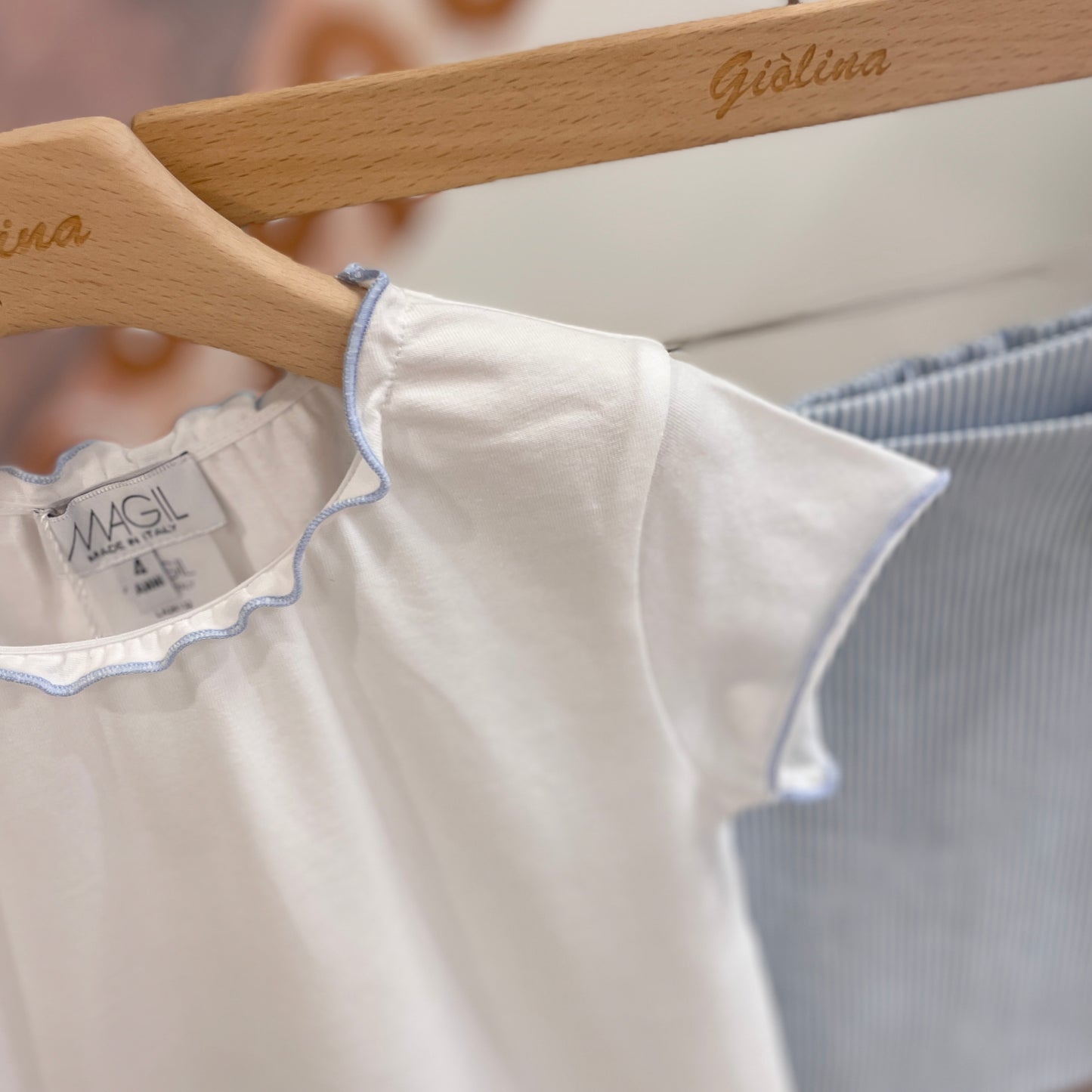 T-shirt basic con profilo azzurro e gonna rigata con fiocco