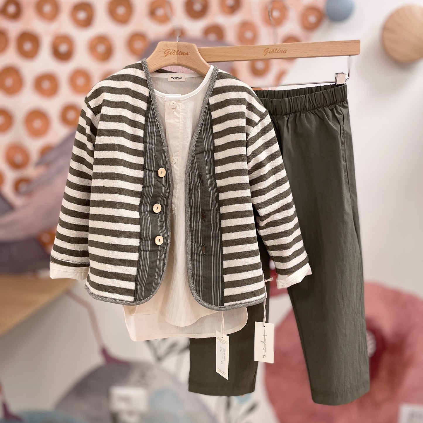 Cardigan  rigato con camicia naturale e pantalone baggy verde
