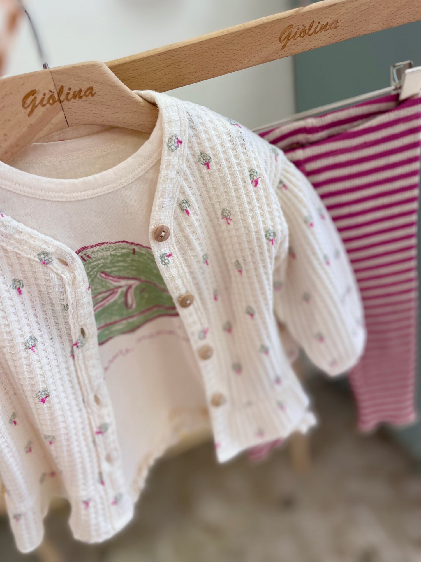 Completo t-shirt con leggings rigato e cardigan