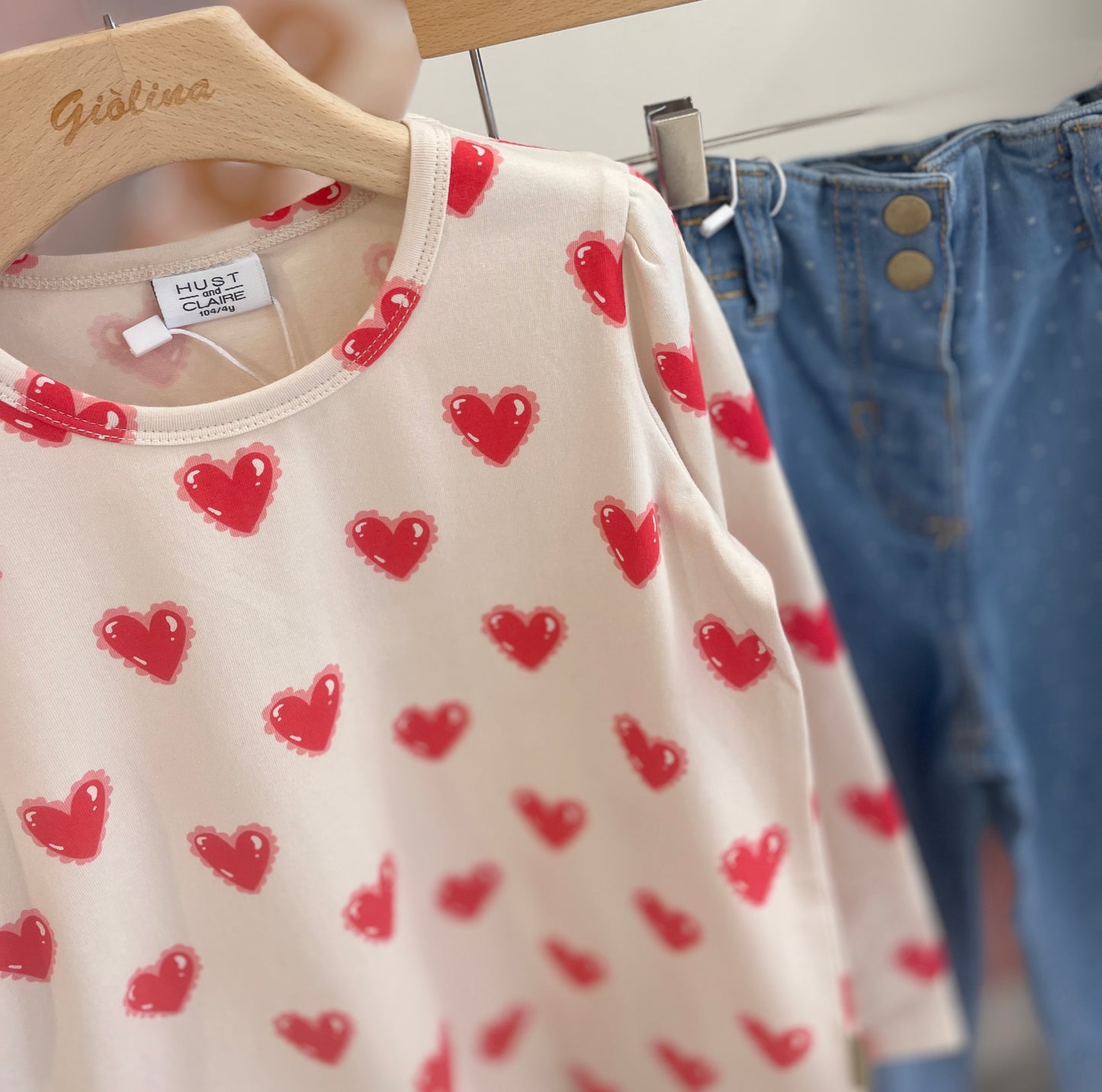 Cardigan con t-shirt stampa cuori e denim pois