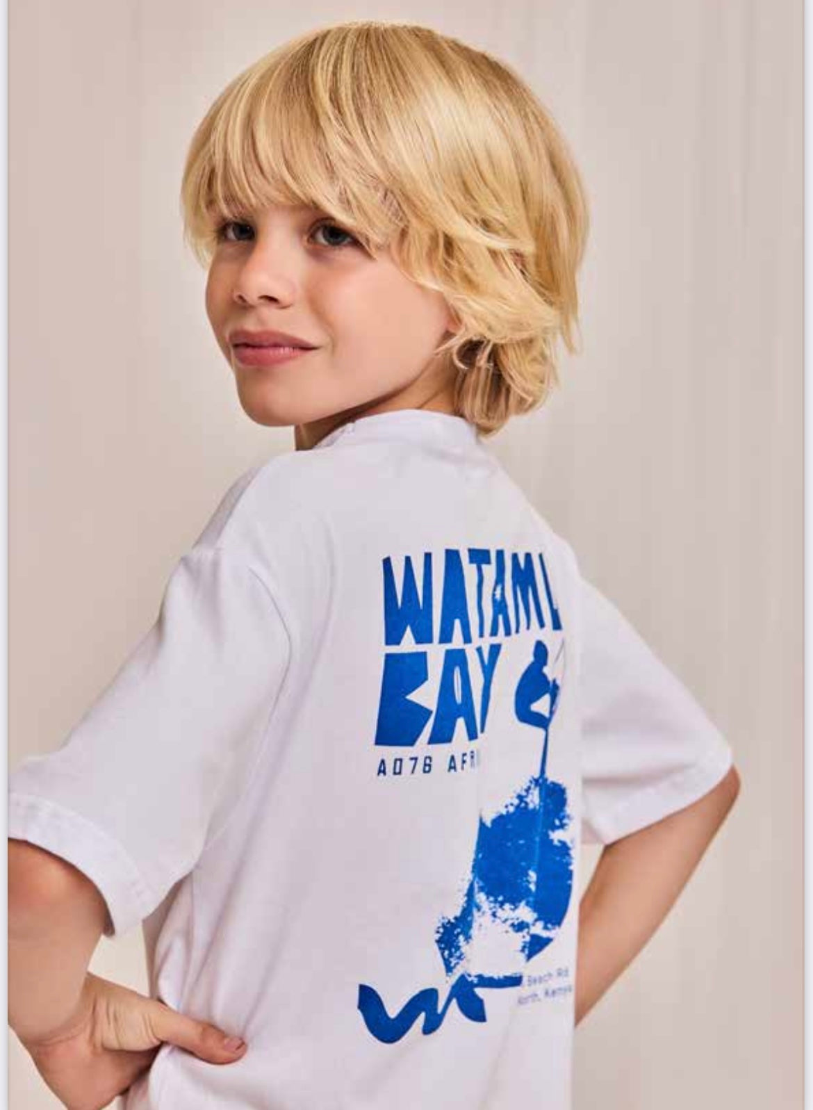 T-shirt con jeans bluette
