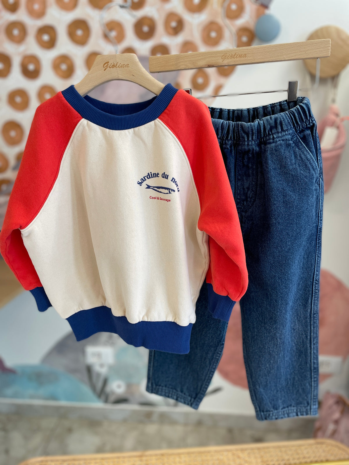 Felpa color block stampa sardine con denim o pantalone velluto, t-shirt stampe varie