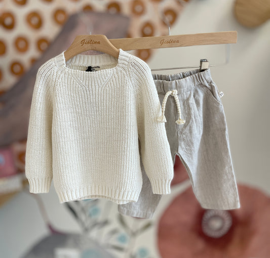 Maglione tricot con t -shirt serafino profilo ecru e pantalone beige