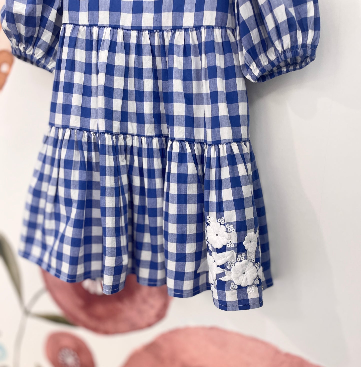 Abito in cotone Vichy bluette e bianco con manica a sbuffo e ricamo floreale bianco