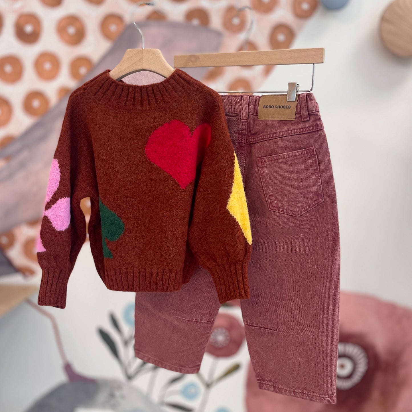 Maglia bordeaux con pantalone rosso slavato