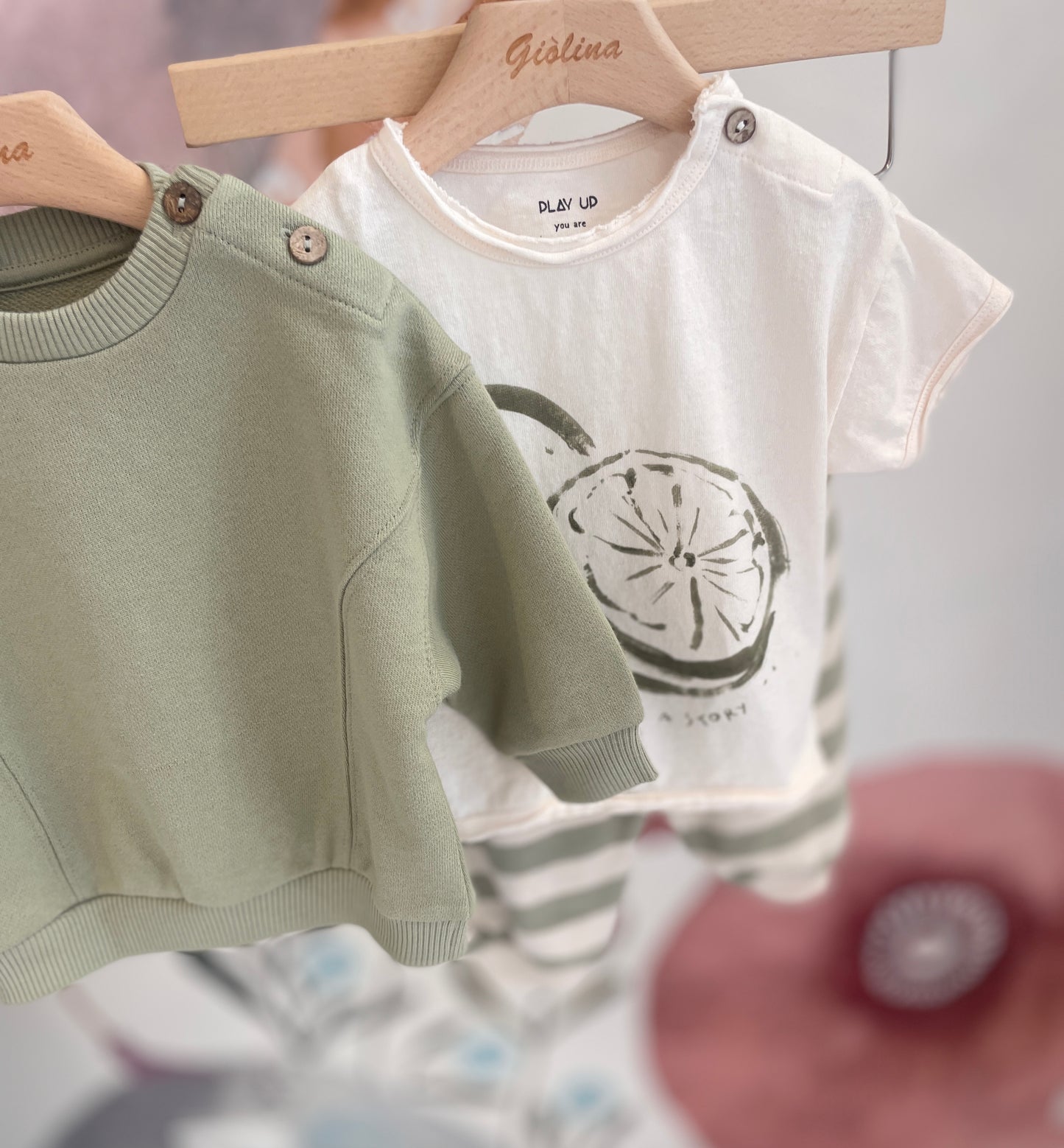 T-shirt stampa arancia con shorts verde