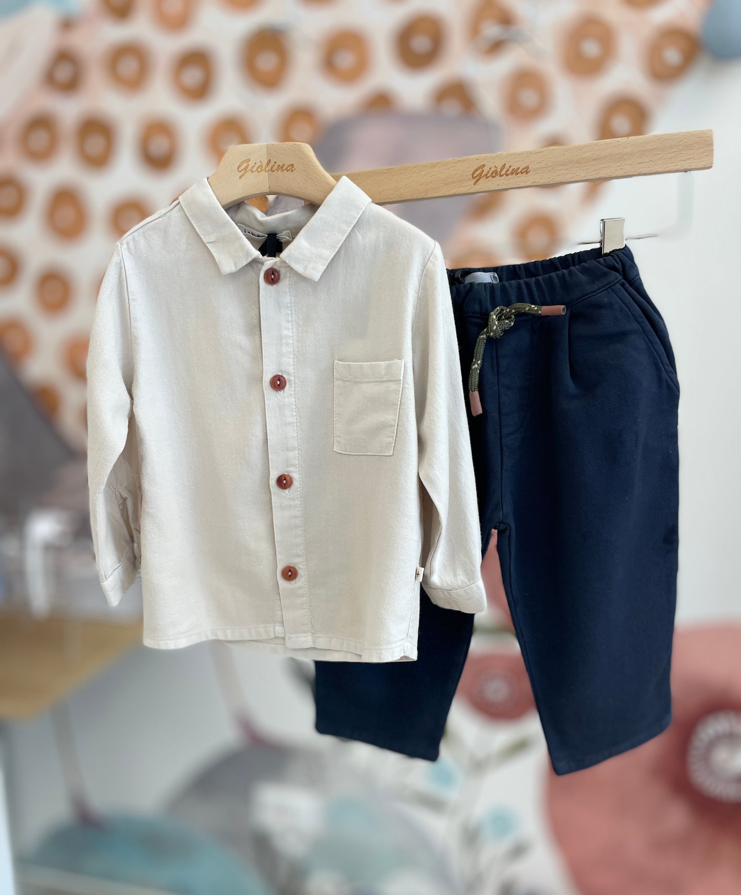 Cardigan con camicia e pantalone con coulisse