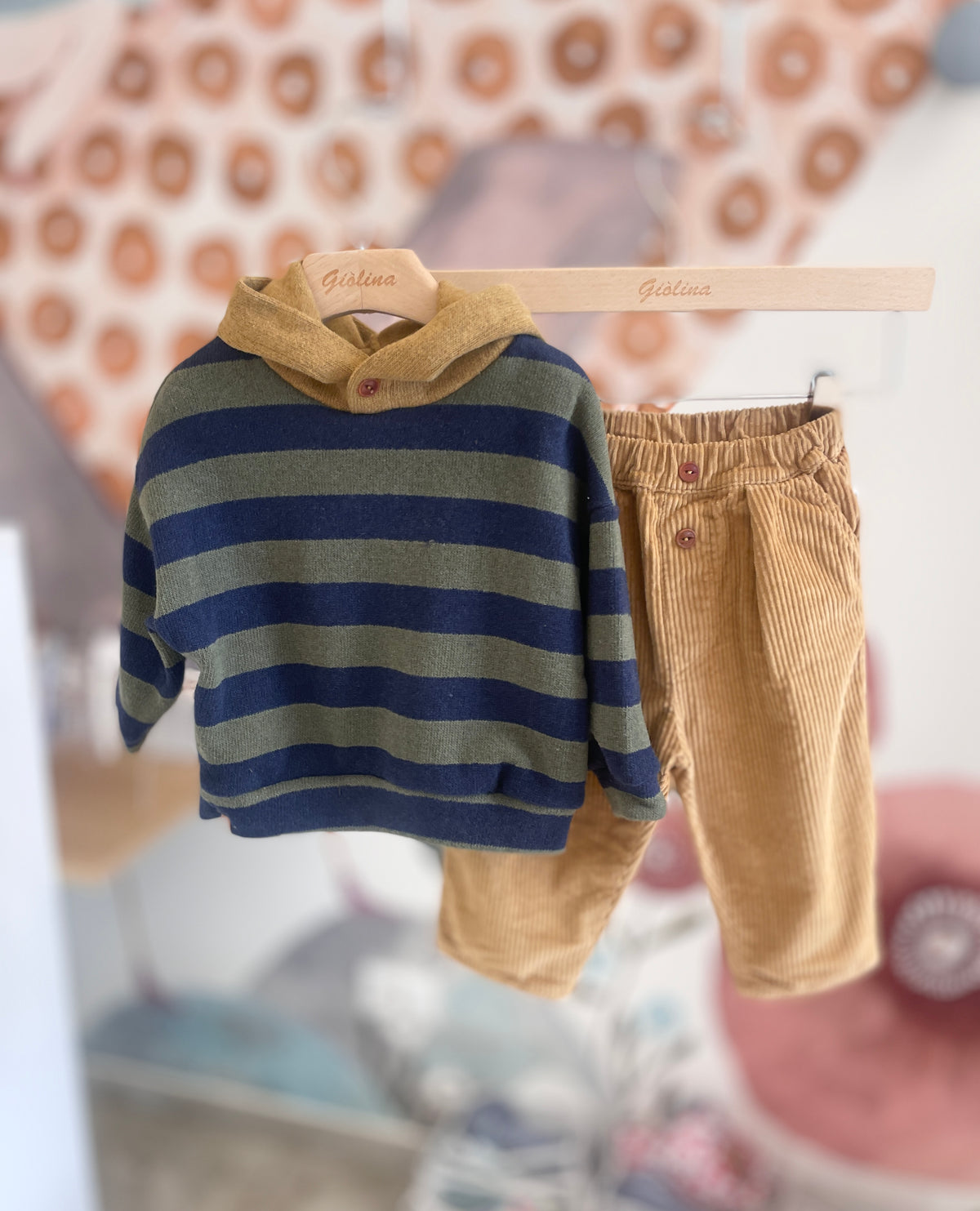 Felpa in cotone caldo rigato e pantalone in velluto