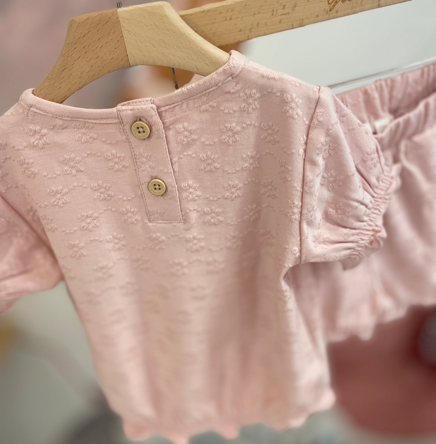 Completo maglia e pantaloncino rosa antico con ricamo in rilievo e maglietta rosa con petali applicati