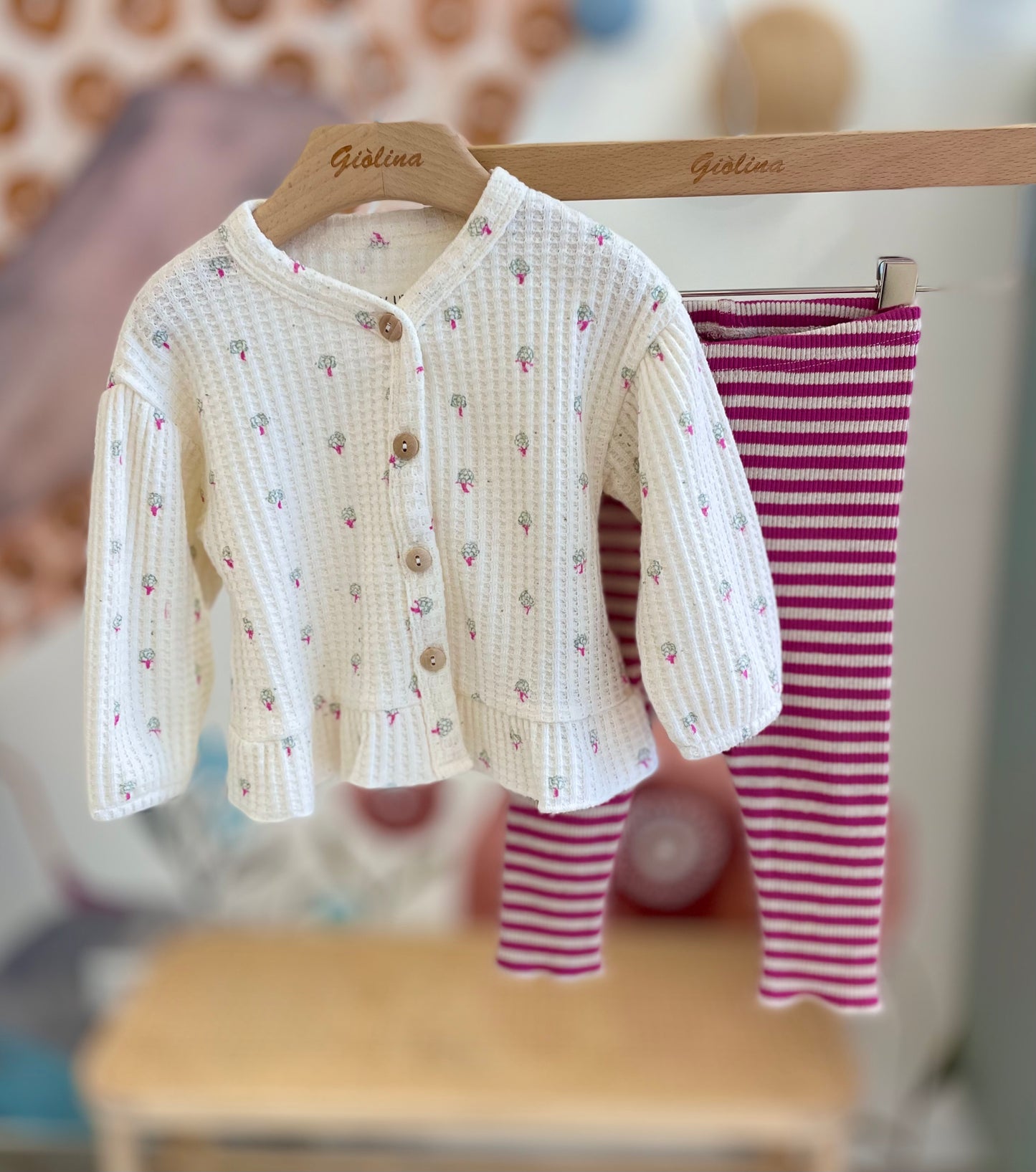 Completo t-shirt con leggings rigato e cardigan