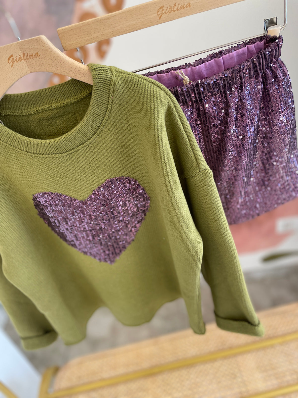 Maglia con cuore e gonna paillettes