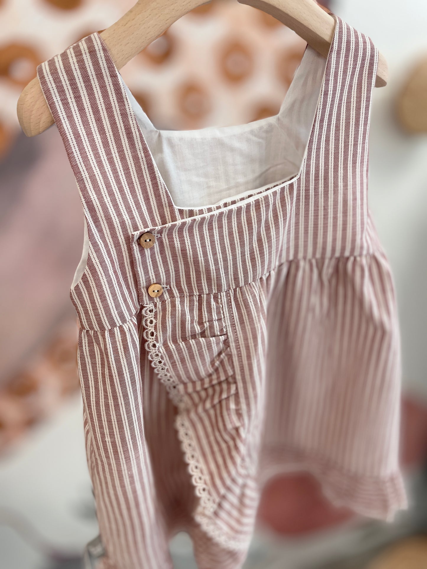 Blusa  riga terracotta con dettaglio sangallo con shorts rigato e abito incrociato