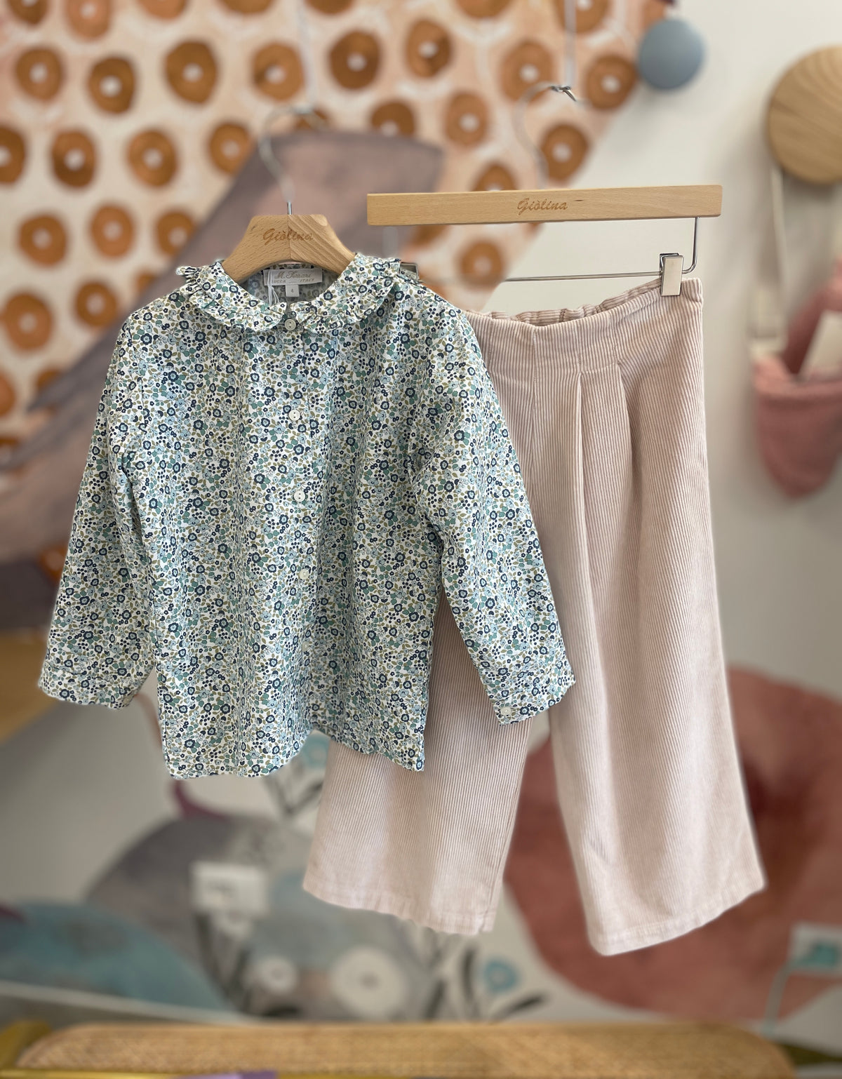 Completo giacchina latte menta  , camicia fiorata e pantalone velluto
